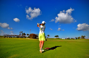 frau-beim-golf-im-grünen