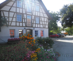 Haus auf dem Hof des Mostbauern