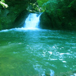 teich im eistobel zwischen wasserfällen