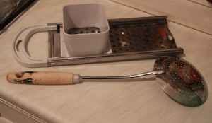 04-spätzlereibe-und-schaumlöffel