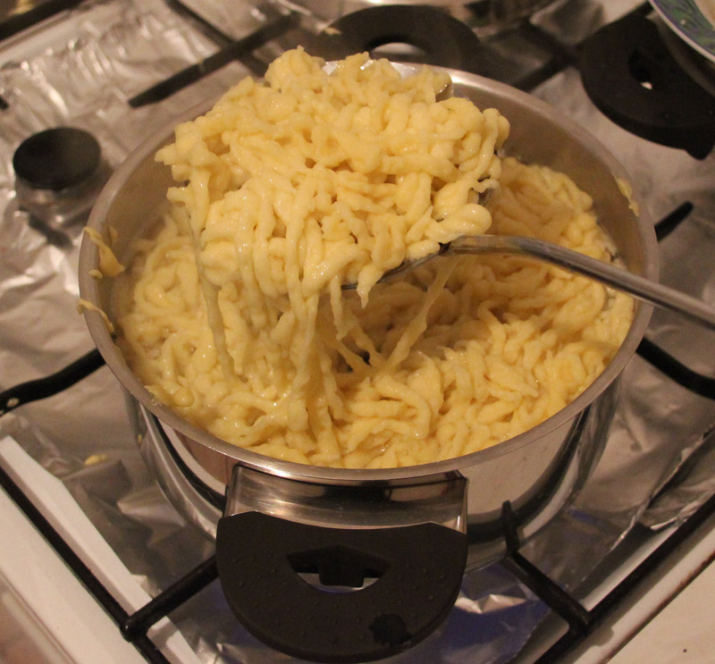 Spätzle abschöpfen Spätzle abschöpfen
