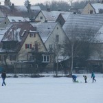 gefrorener stadtsee bad waldsee