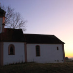 wallfahrtskapelle volkertshaus im sonnenuntergang mit baum