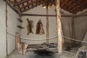 Innenleben einer Steinzeithütte Federseemuseum Bad Buchau
