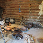 Innenraum Steinzeithütten im Ferderseemuseum Bad Buchau