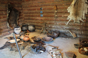 Innenraum-Steinzeithütten-im-Ferderseemuseum-Bad-Buchau.JPG