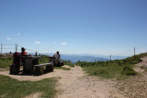 Sonnenwiese und Rastplatz beim Gipfel des Hochgrat