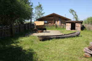 Steinzeithütten und Boot im Ferderseemuseum Bad Buchau