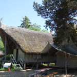 Steinzeitliche-Hütten-im-Ferderseemuseum-Bad-Buchau.JPG