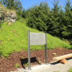 Neues Schild und Sitzbank vor der Ruine Burg Neuwaldsee