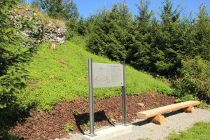 Neues Schild und Sitzbank vor der Ruine Burg Neuwaldsee