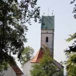 Blick auf Kirche von Liegewiese Bussen Oberschwaben