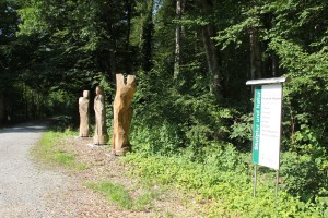 Skulpturen beim Bahnhof Durlesbach