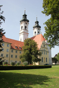 Kloster-Zwiefalten-und-Krankenhausgebäude