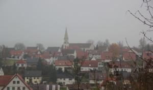 Blick über Warthausen mit Kirche im Nebel