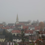 Blick über Warthausen mit Kirche im Nebel