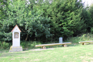 Bänke-und-Passionsbilder-St-Sebastians-Kapelle
