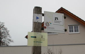 Archäologischer-Wanderweg-Schild-Mengen