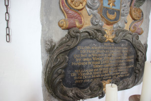 Grabstein in Mauer Eintürnen Berg Kirche
