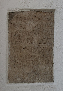Votivstein-römischer-Tempel-Rißtissen