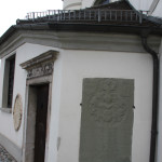 Gedenkstein Erbach Kirche Eingang
