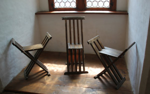 26 Mittelalterliche Sitzgelegenheiten des Adels
