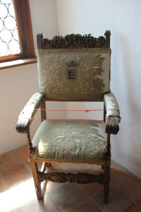46 Thron mit Wappen
