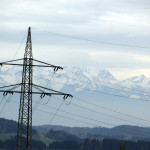 Stromleitung vor Alpen