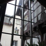 Glasfront Sicht auf Altes Rathaus