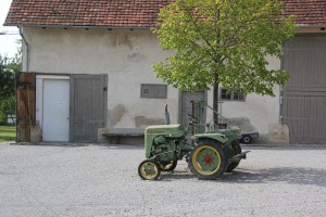 Traktor im Bauernhausmuseum Kuernbach