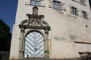 Wappentrias Eingang Schloss Achberg