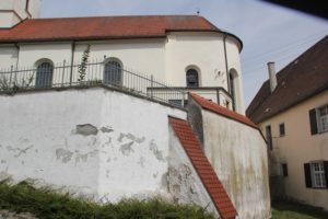 kirchmauer-kirche-st-leonhard-daugendorf