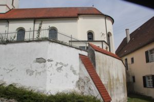 kirchmauer-kirche-st-leonhard-daugendorf
