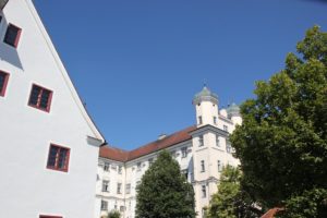 Barocke Zwiebeltuerme Rot an der Rot