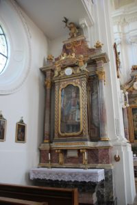 Seitenaltar Figur Rot an der Rot