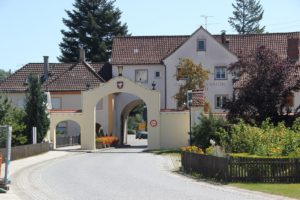 Toreinfahrt Kloster Rot und Pension