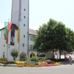 Blumen geschmueckter Platz Blaserturm Isny