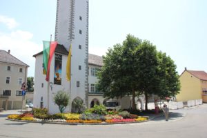 Blumen geschmueckter Platz Blaserturm Isny