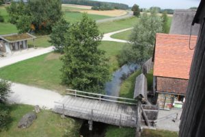 Bruecke zur Bachritterburg Kanzach
