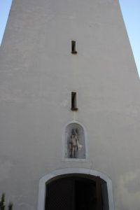 Romanisch-gotisch-barocker Turm mit Heiligem Sebastian