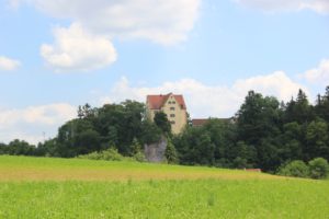Schoss Gutenstein in Landschaft
