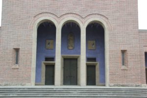 Arkadeneingang St Petrus Canisius in Friedrichshafen