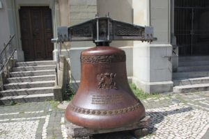 Mahnglocke vor der Lutherkirche Konstanz