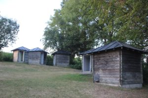 Toiletten und Umkleidekabinen Naturfreibad Holzmuehleweiher Vogt