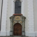 Eingang Kirche mit Wappen Kloster Wald