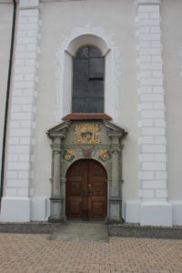 Eingang Kirche mit Wappen Kloster Wald