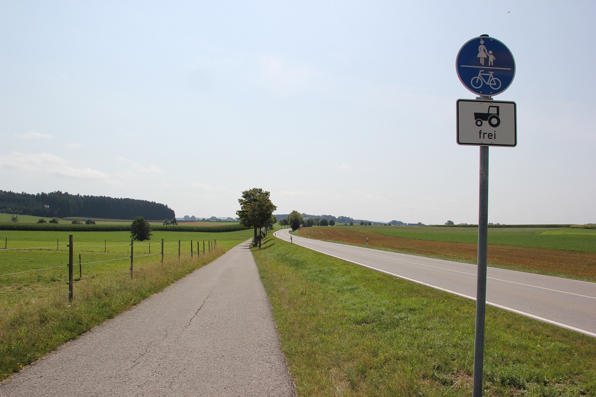 Radweg neben der Landstrasse