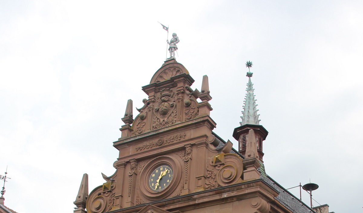 Fassade mit Uhr und Ritter