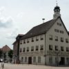 Das Rathaus und der Krebs im Wappen von Bad Wurzach Rathaus Bad Wurzach