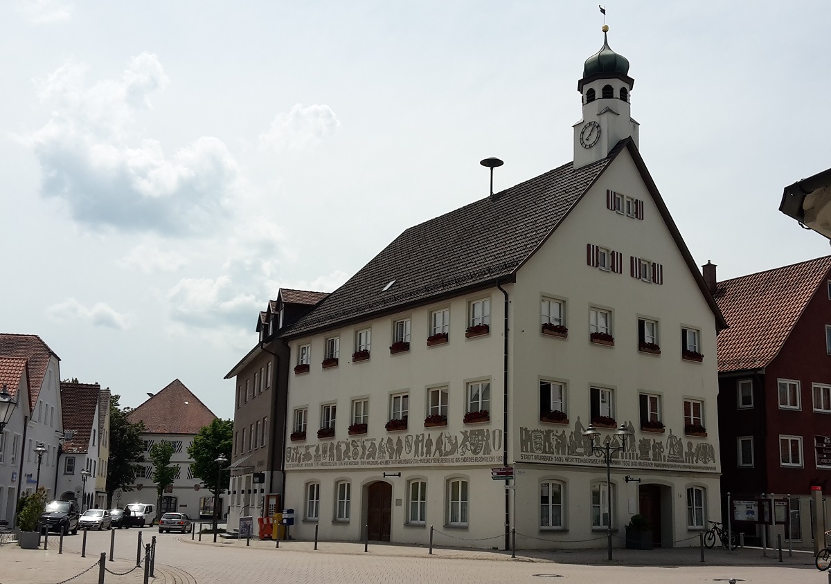 Das Rathaus und der Krebs im Wappen von Bad Wurzach